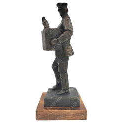 Динес Ю. С. Шарманщик. Бронза, литьё. 2000