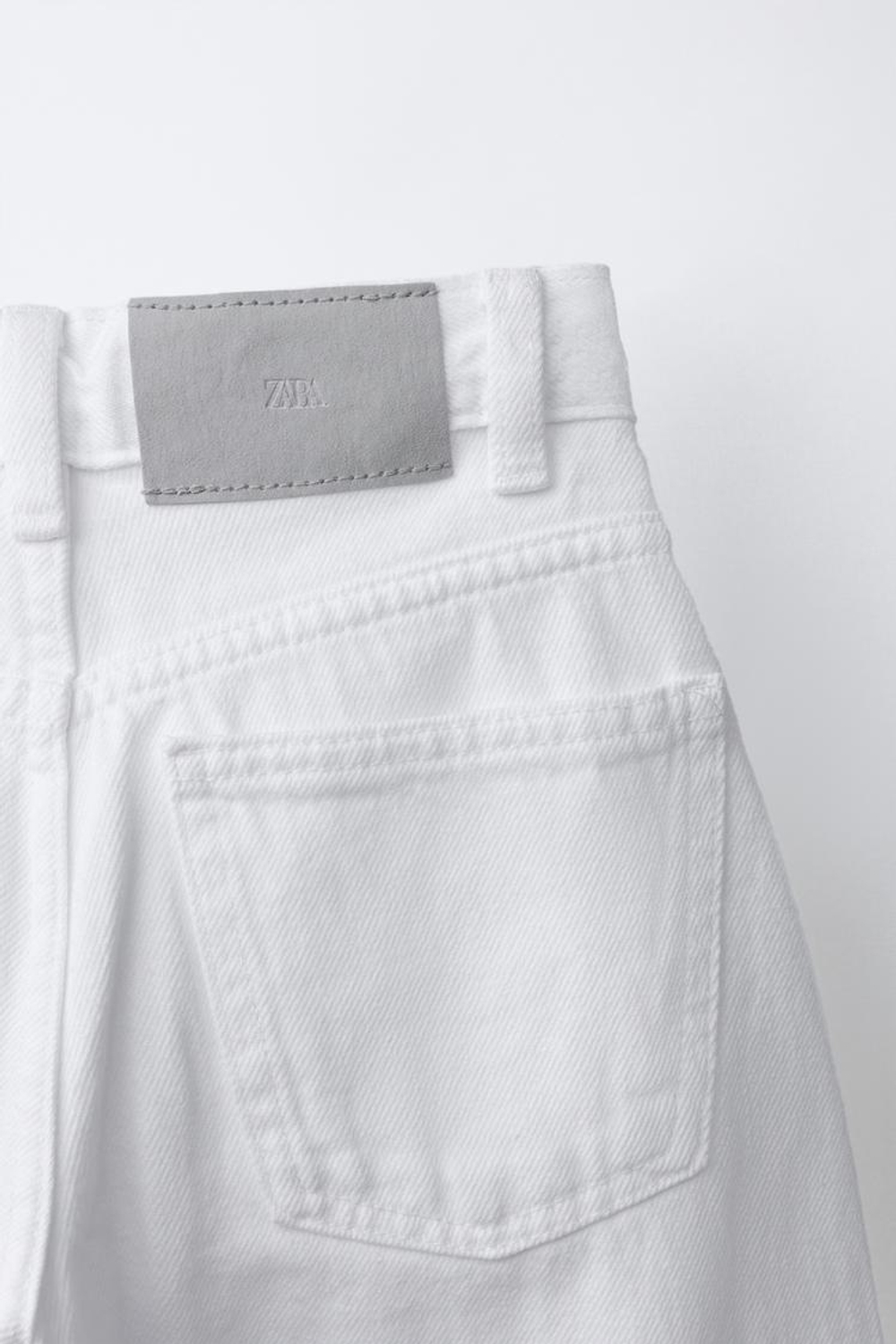 ZARA ДЖИНСЫ BARREL С ОТВОРОТАМИ, БЕЛЫЙ