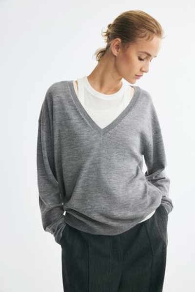 Шерстяной джемпер с V-образным вырезом — стандартная длина - H&M