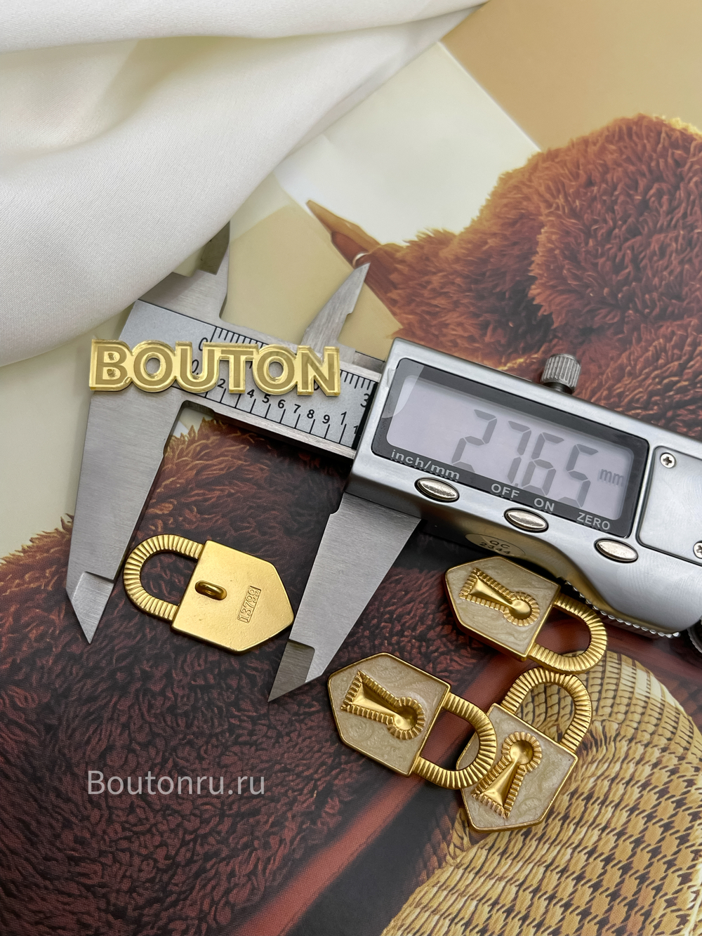 Пуговицы замочек теплое золото с белой перламутровой эмалью Скиап.