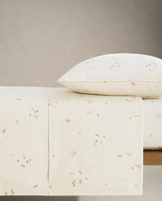 ZARA HOME ДЕТСКАЯ ПРОСТЫНЯ С ПРИНТОМ, ЖЕЛТОВАТО-БЕЛЫЙ