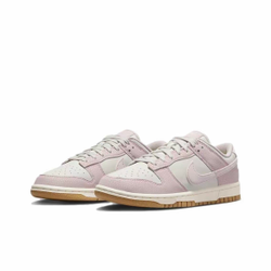 alt="Женские кроссовки Nike Dunk Low Next Nature арт. FN6345-001 фиолетовая расцветка вид спереди"