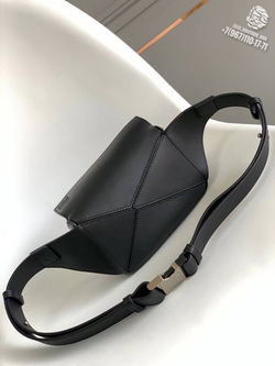 Нагрудная сумка Loewe