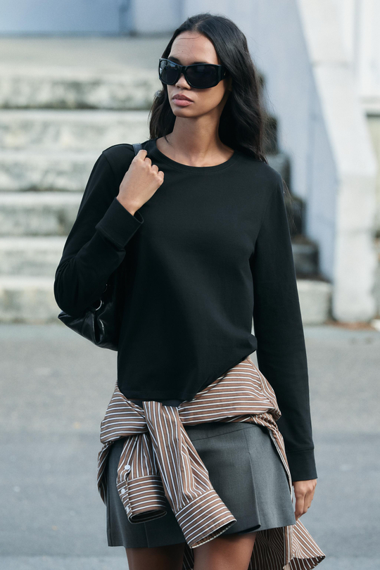 ZARA ФУТБОЛКА ИЗ РУСТИКАЛЬНОГО ХЛОПКА, ЧЕРНЫЙ