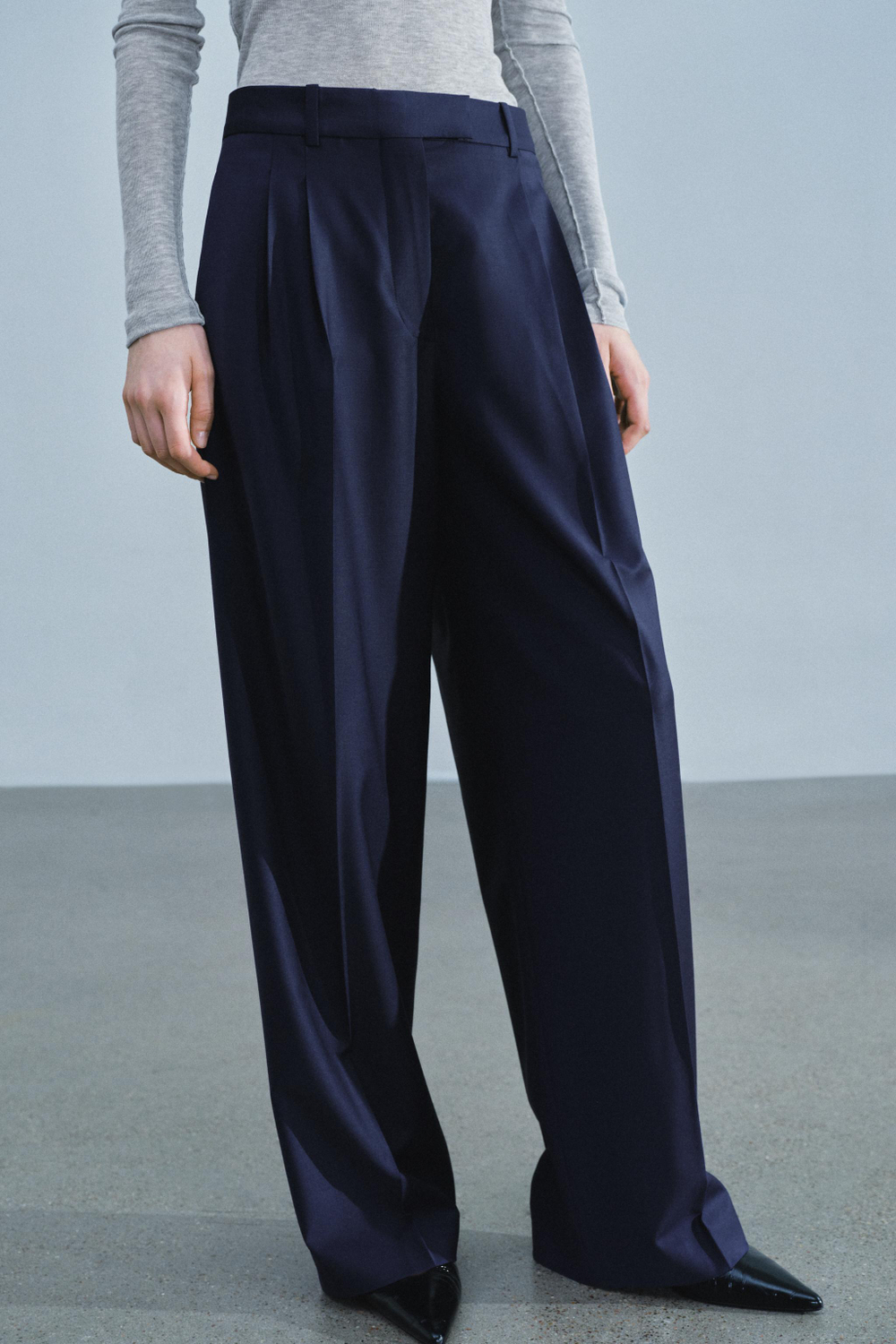 БРЮКИ С ЗАЩИПАМИ ИЗ СМЕСОВОЙ ШЕРСТИ — ZW COLLECTION — ZARA