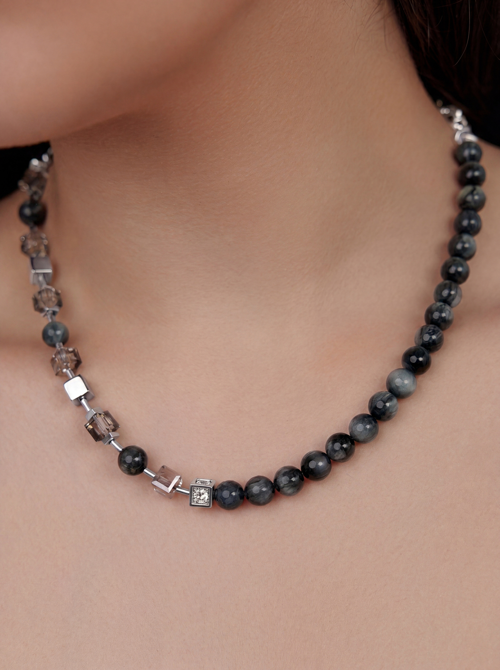 Колье асимметричное с кошачим глазом и кубиками Swarovski, оттенок серебро