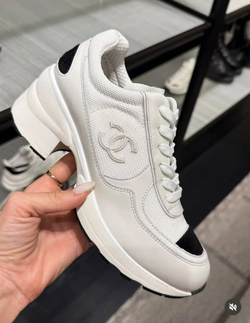 Белые кроссовки Chanel на каблуке