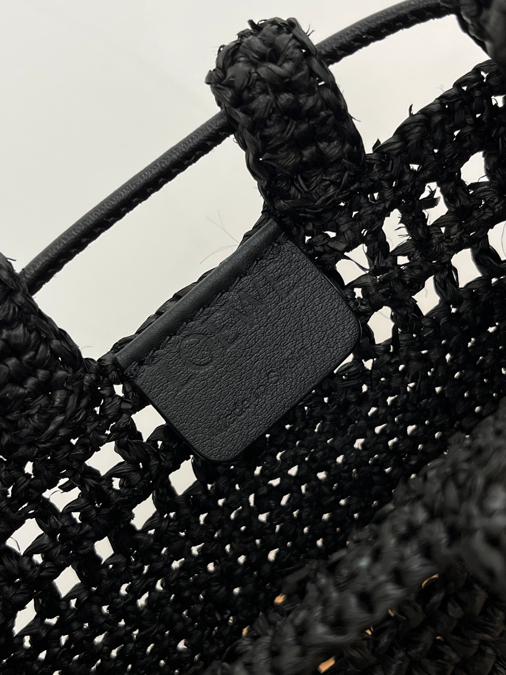 Сумка Raffia Phone Pouch, чёрный цвет — фото 7