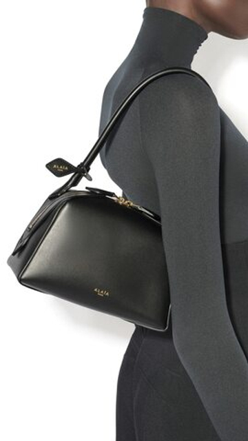 ALAÏA МАЛЕНЬКАЯ СУМКА LE BOULEDOGU ИЗ ТЕЛЯЧЬЕЙ КОЖИ, ЧЕРНЫЙ