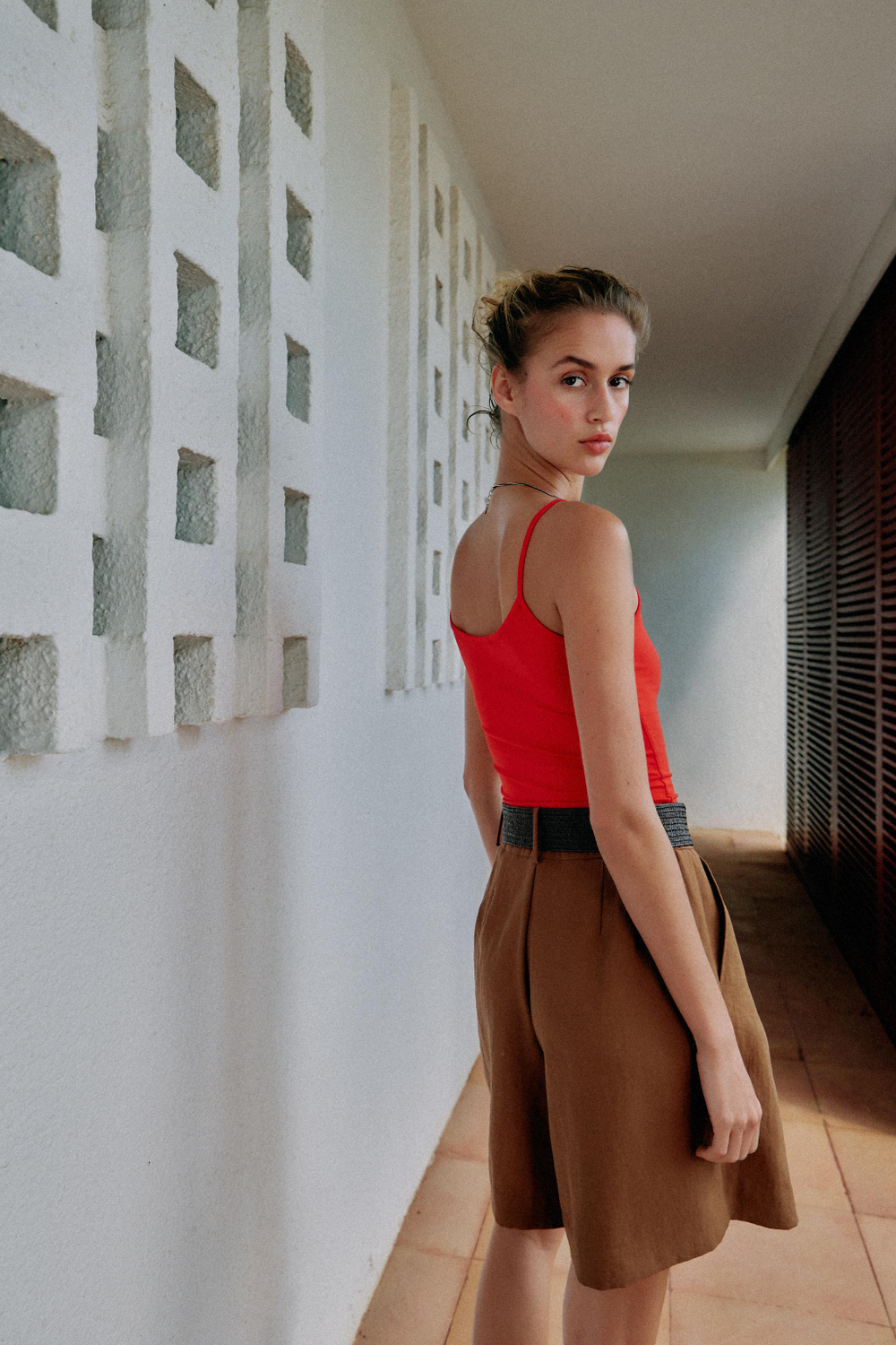 БЕРМУДЫ С ЗАЩИПАМИ И РЕМНЕМ — ZARA