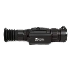 Тепловизионный прицел FORTUNA General 2 50L3 R LRF 1500/ Фортуна Генерал 2 50Л 3 Р ЛРФ - вид сбоку с логотипом бренда