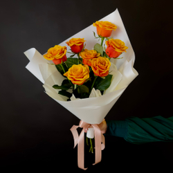 Flower bouquet of 7 roses Viva Spain in package