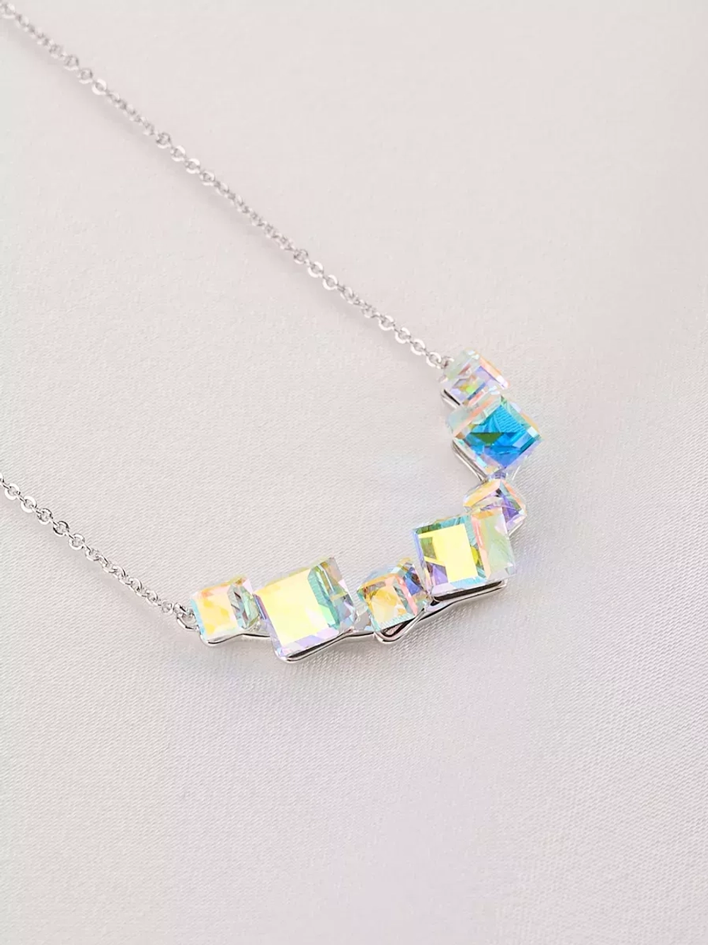 Колье дуга Мираж с кристаллами-хамелеонами Swarovski