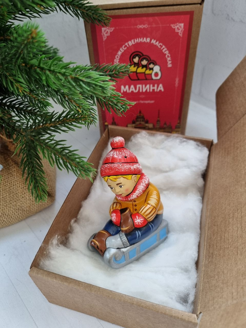 Мальчик на санках игрушка ручной росписи