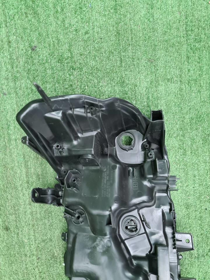 Корпус фары правый Toyota Land Cruiser 200 (15-21)
