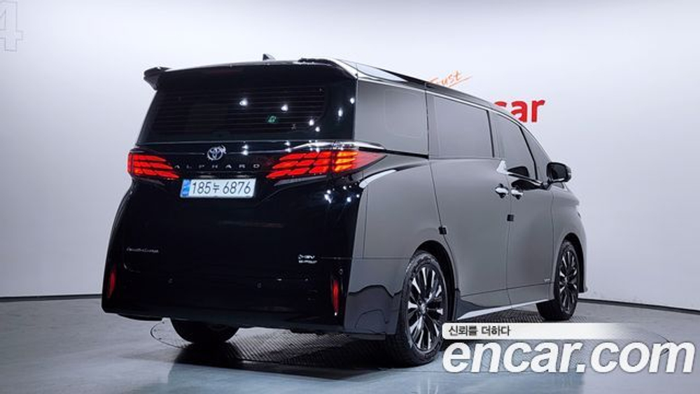 Toyota Alphard 2.5 HEV Executive AWD — 2024