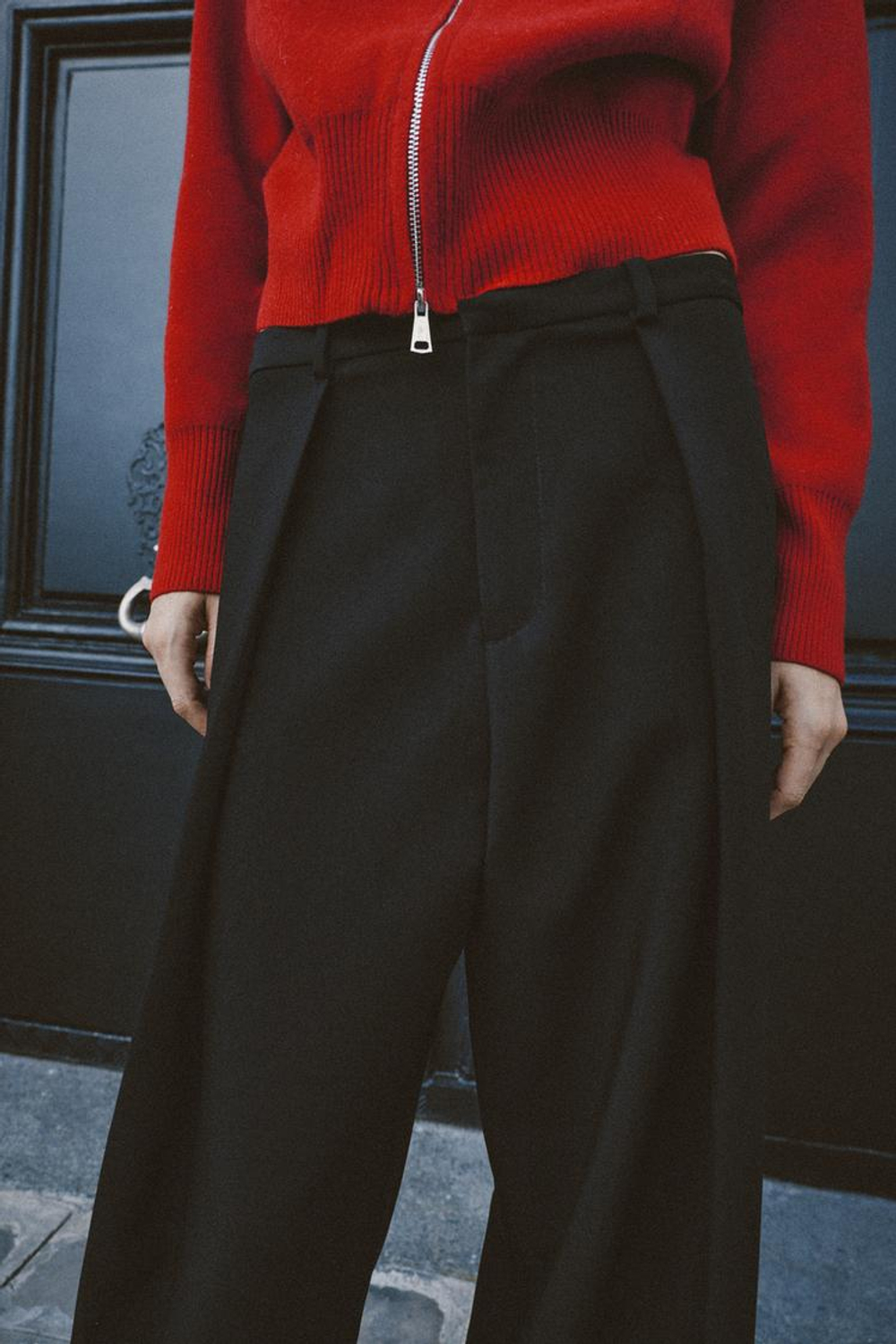 ZARA БРЮКИ BARREL С ЗАЩИПАМИ, ЧЕРНЫЙ