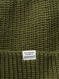 Шапка - Alpha Essential Watch Cap (olive - олива) — вязка и нашивка крупным планом