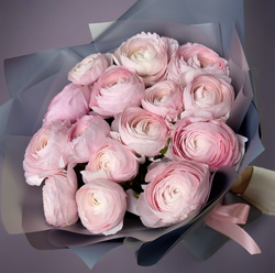 Flower bouquet of 11 ranunculus