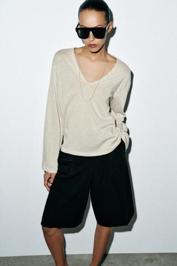 ZARA ФУТБОЛКА В СТИЛЕ РУСТИК С V-ОБРАЗНЫМ ВЫРЕЗОМ, СВЕТЛО-СЕРЫЙ