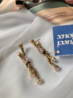 Серьги пусеты с розовыми кристаллами.