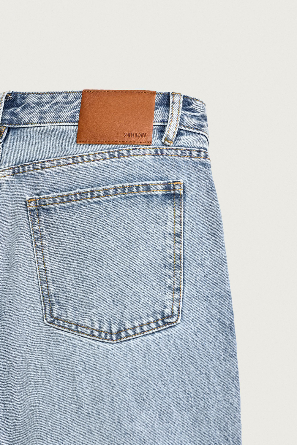 РАСКЛЕШЕННЫЕ ДЖИНСЫ С РАЗРЕЗАМИ — ZARA