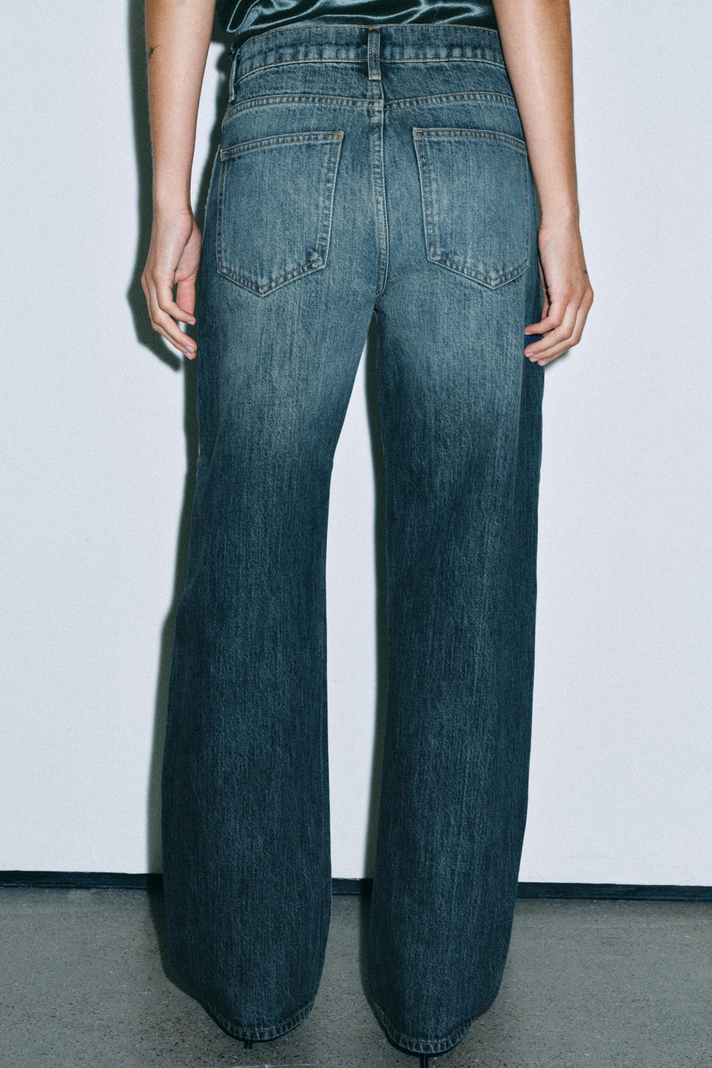 ДЖИНСЫ СРЕДНЕЙ ПОСАДКИ ИЗОГНУТОГО КРОЯ С ПЭЧВОРКОМ — ZW COLLECTION — ZARA
