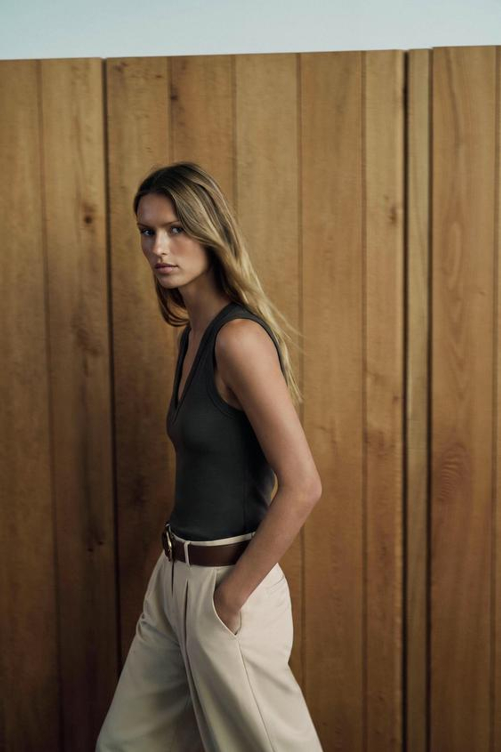 ZARA ХЛОПКОВАЯ ФУТБОЛКА С V-ОБРАЗНЫМ ВЫРЕЗОМ, АНТРАЦИТОВО-СЕРЫЙ