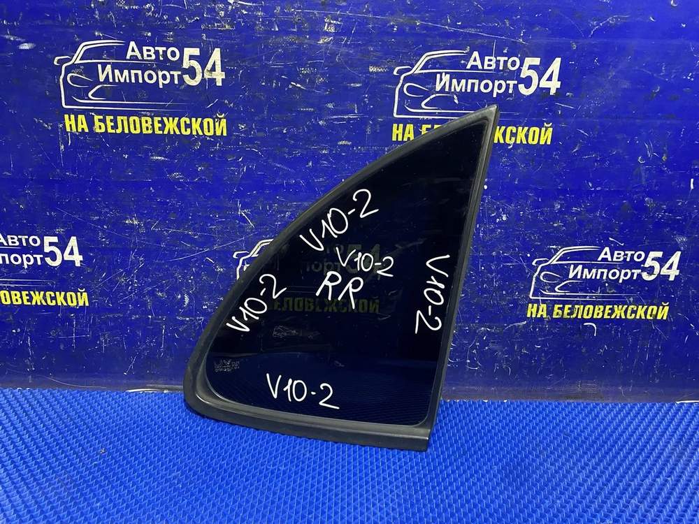 Стекло багажника правое NISSAN TINO 2001