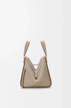 Loewe Компактная сумка Hammock из мягкой зернистой телячьей кожи, цвет глины