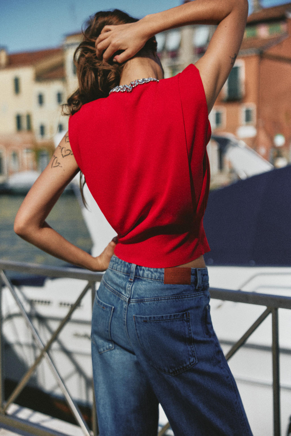 ТОП С ПОДПЛЕЧНИКАМИ И СТРАЗАМИ НА ВОРОТНИКЕ — ZARA