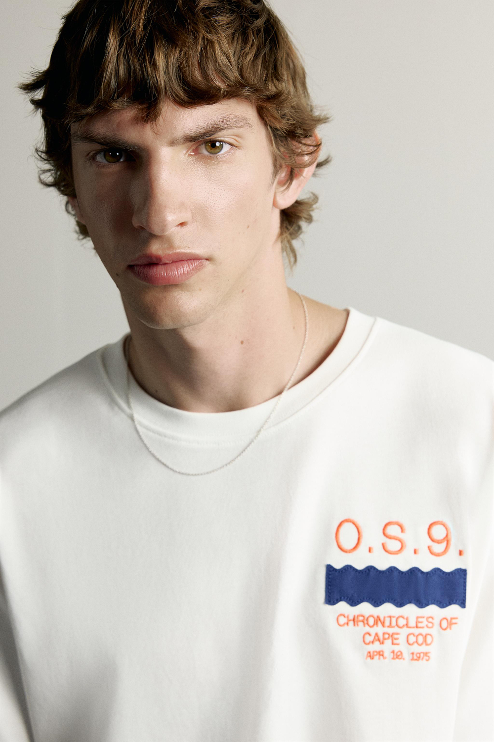 ФУТБОЛКА СВОБОДНОГО КРОЯ С КОМБИНИРОВАННОЙ ВЫШИВКОЙ — ZARA · 0962/356