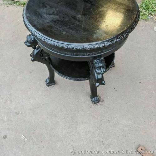 Круглый старинный столик