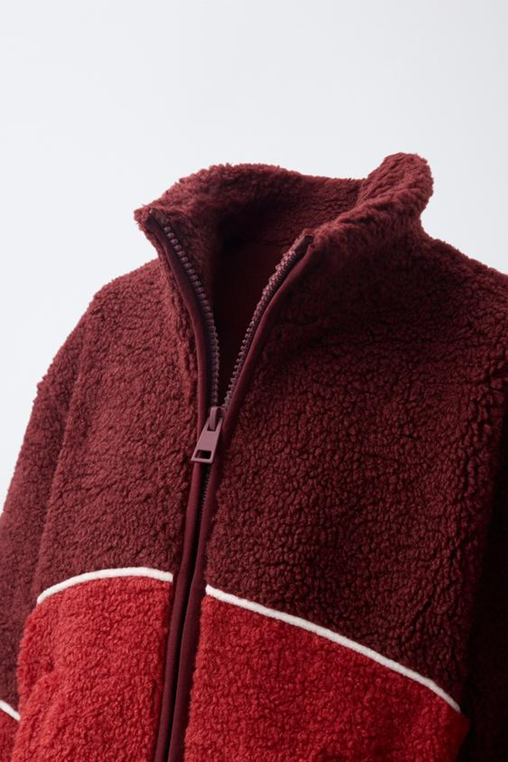 ZARA КУРТКА ИЗ ИСКУССТВЕННОЙ ОВЧИНЫ С КОНТРАСТНОЙ ОКАНТОВКОЙ, НАСЫЩЕННЫЙ КРАСНЫЙ