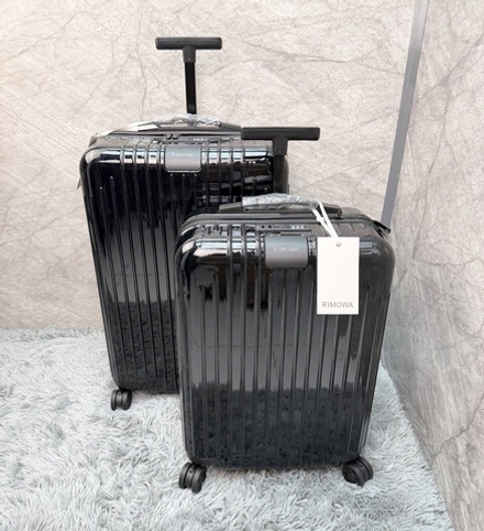 Дорожный чемодан Rimowa Essential Lite