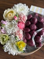 Цветочная композиция в коробке+ маракуйя в йогуртово-шоколадной глазури