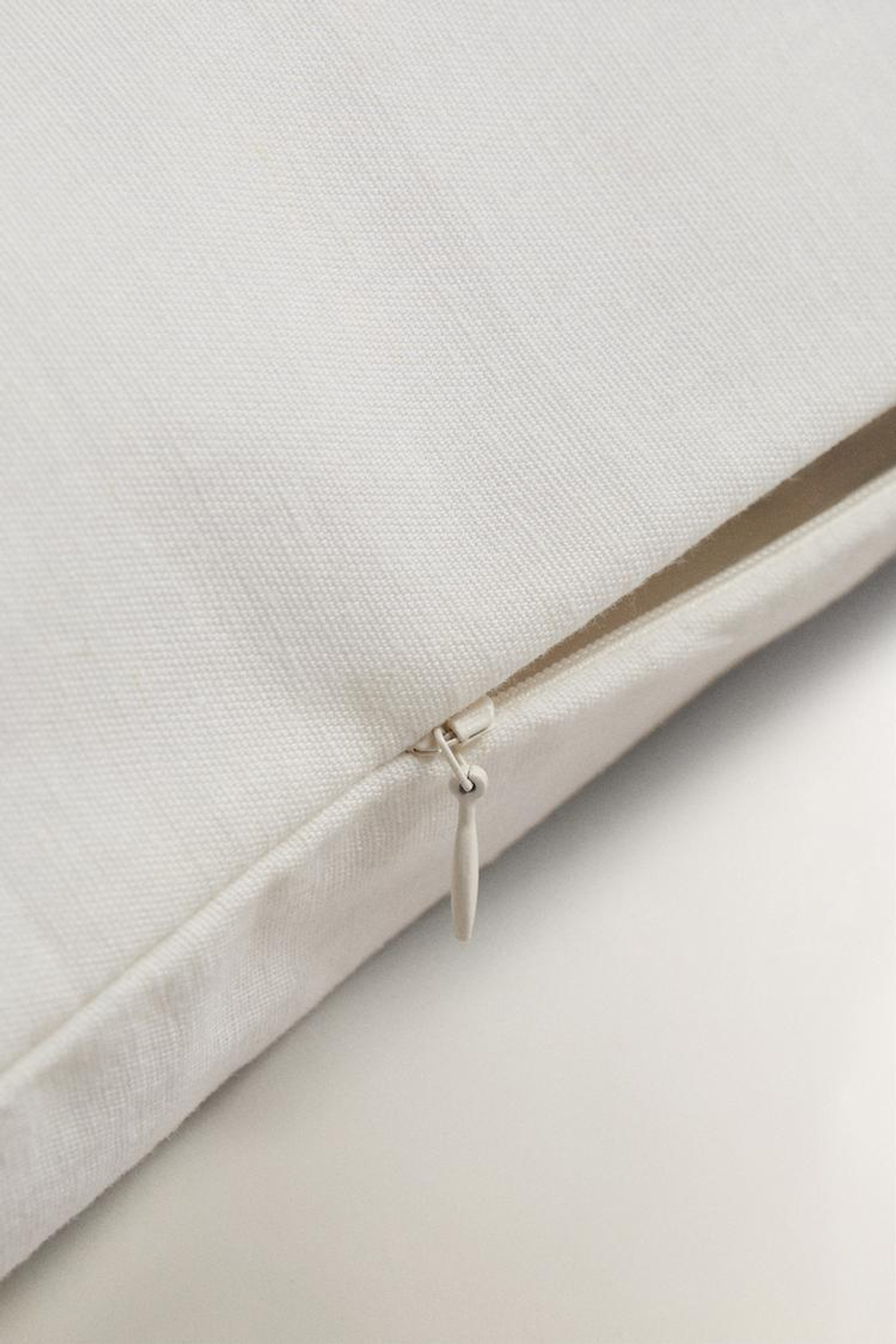 ZARA HOME ЧЕХОЛ ДЛЯ ДЕКОРАТИВНОЙ ПОДУШКИ С КОНТРАСТНОЙ ВЫШИВКОЙ, СВЕТЛО-БЕЖЕВЫЙ