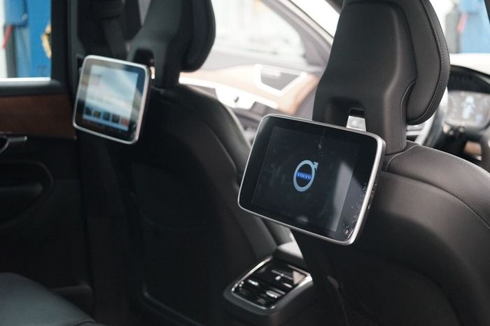 Комплект мониторов на подголовник для VOLVO - ERGO ER11VL с сенсорным экраном 11” (Full HD 1920x1080, Android, 4G) серебряный