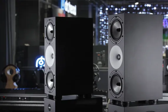Amphion Two18 Black
