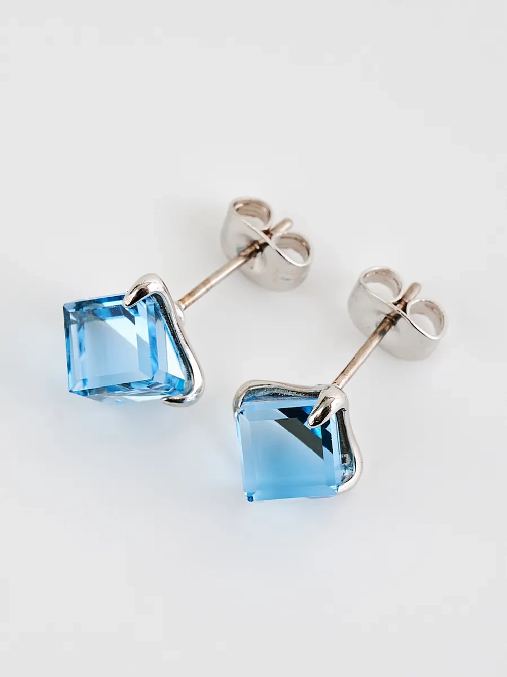 Серьги-гвоздики Миражи с голубыми кристаллами Swarovski
