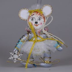 Ёлочная игрушка "Мышка со снежинкой"