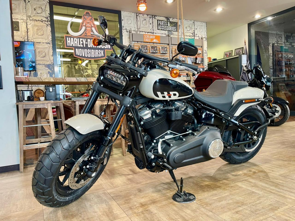 Harley-Davidson Softail Fat Bob 114 (White Sand Pearl) 