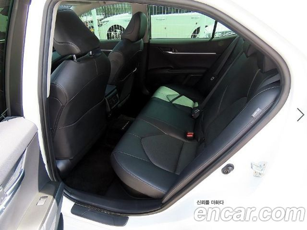 Toyota Camry 2.5 XLE Hybrid — 2024