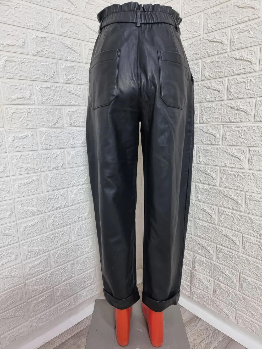 Брюки женские Zara, черные, из экокожи, с поясом-рюшей и карманами, размер 40-42