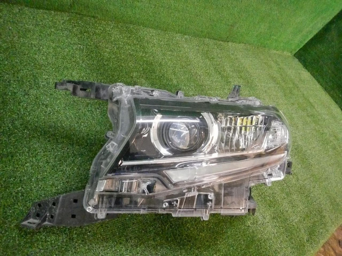 Битая Фара левая Toyota Land Cruiser Prado 150 (2017-н.в.) LED