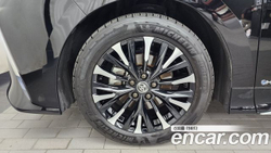 Toyota Alphard 2.5 HEV Executive AWD — 2025