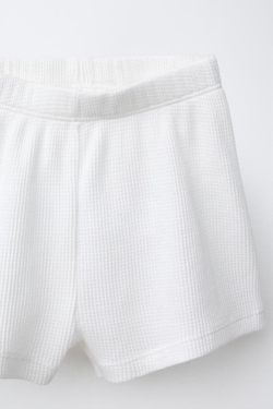 ZARA КОМПЛЕКТ ИЗ ОДНОТОННОЙ ФУТБОЛКИ ИЗ ВАФЕЛЬНОГО ТРИКОТАЖА И ШОРТ-БЕРМУД, ЖЕЛТОВАТО-БЕЛЫЙ