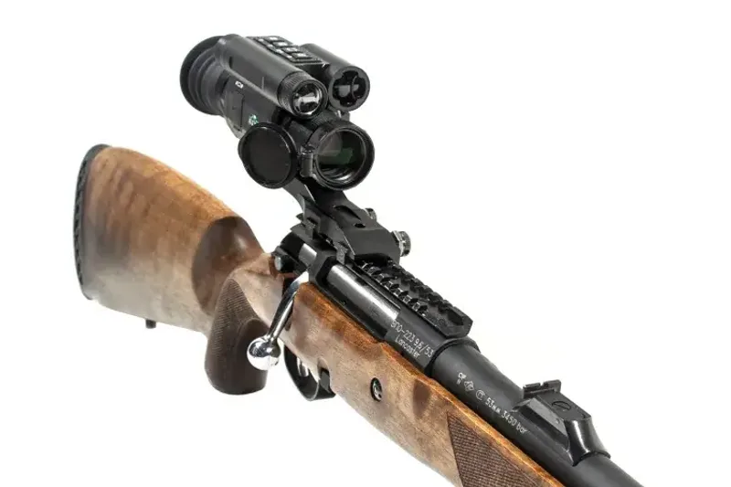 Цифровой прицел ночного видения ATAK ES3-LRF PRO (70-940) с дальномером - вид сбоку на винтовке