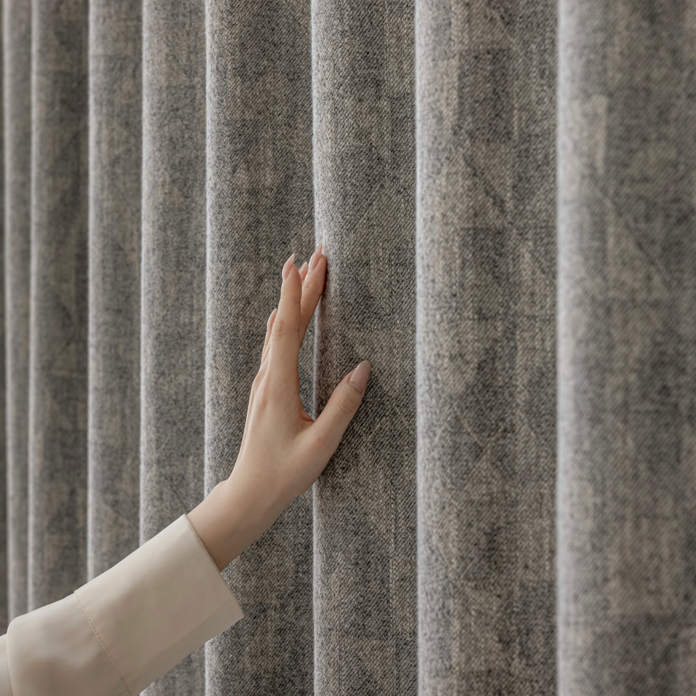 Шерстяная портьерная ткань «Graphite Herringbone» — натуральная шерсть с мелким елочным переплетением для штор от пола до потолка