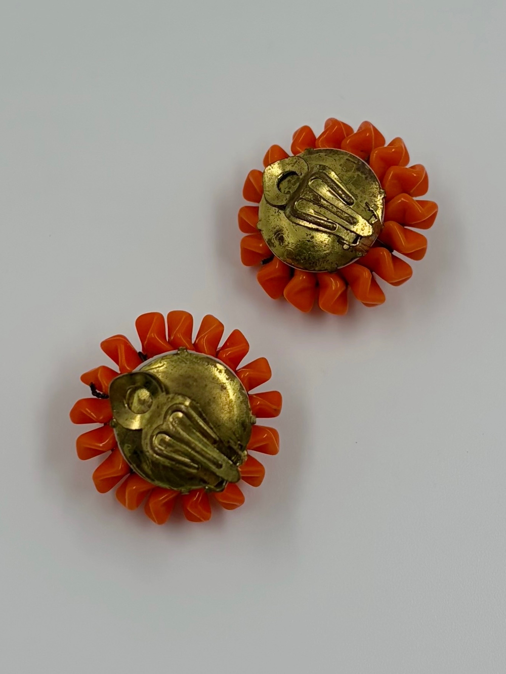 Клипсы из оранжевого пластика West Germany